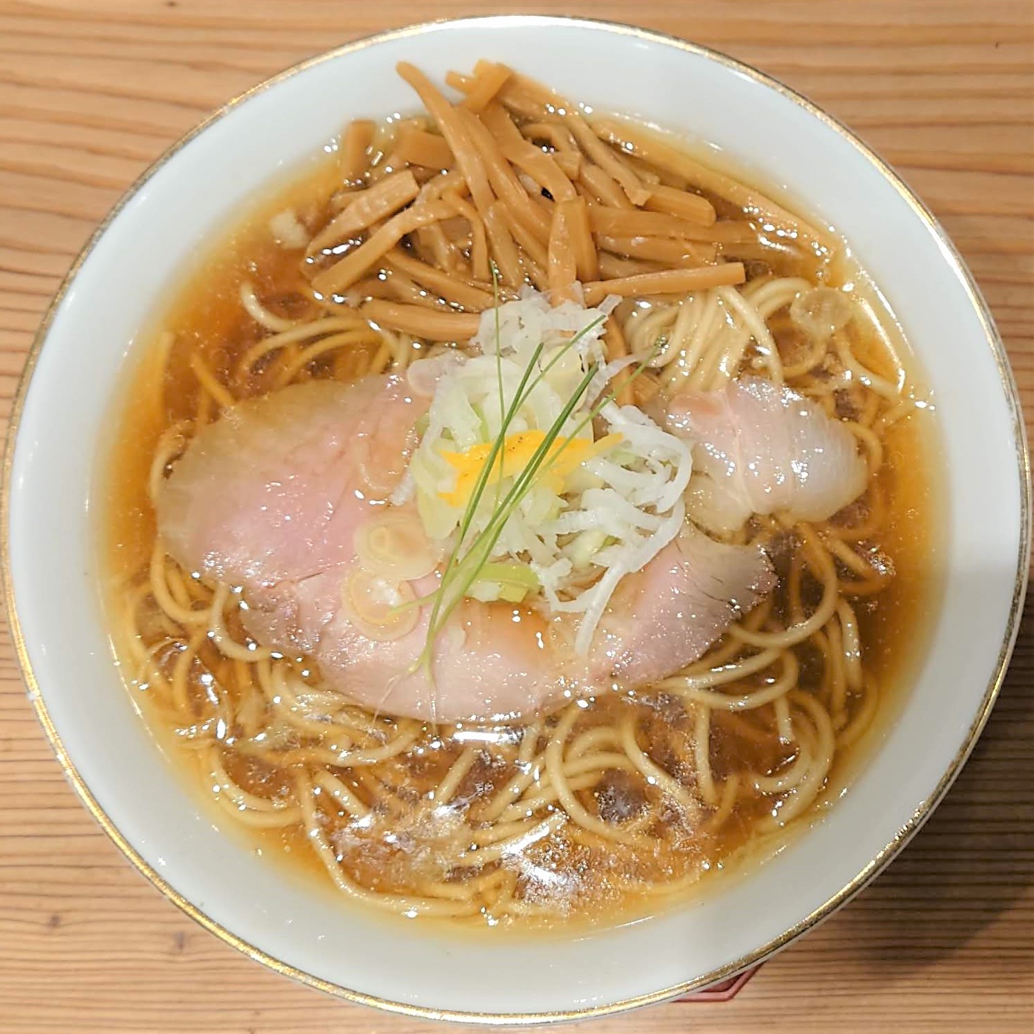 醤油ラーメン/東京駅】上品な煮干醤油スープ！卵かけご飯も大人気 